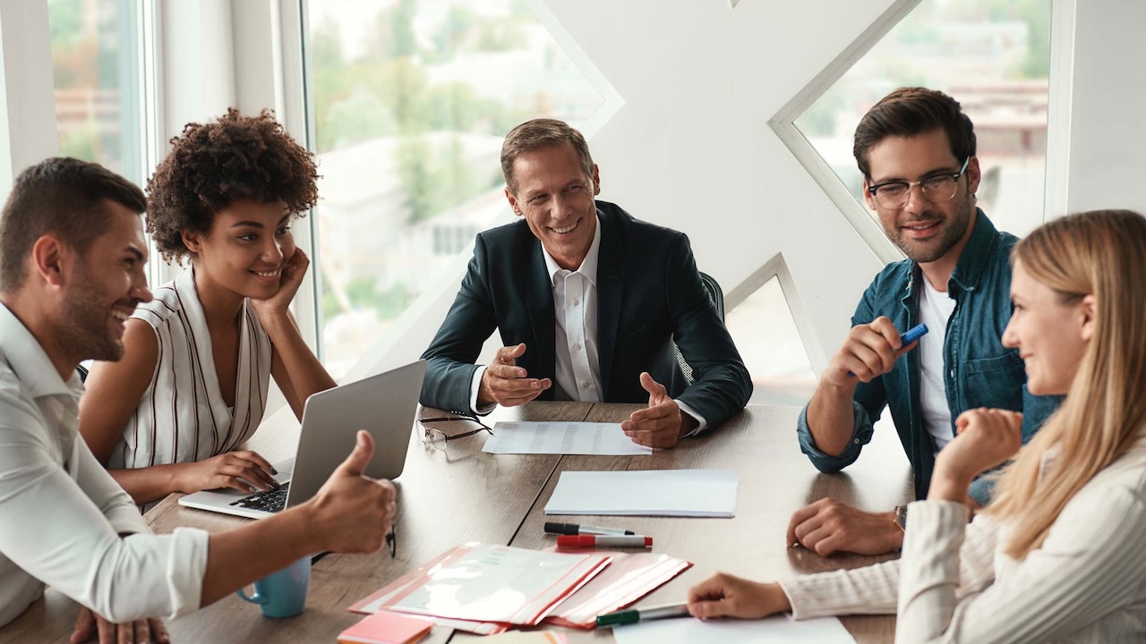 Geschäftsmeeting mit erfreuten Teilnehmern.